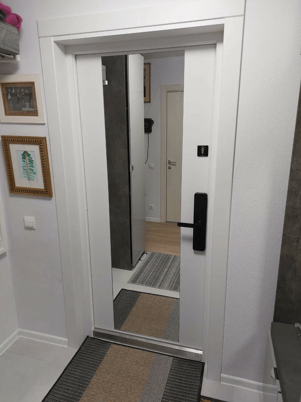 Входная дверь с зеркалом и умным замком